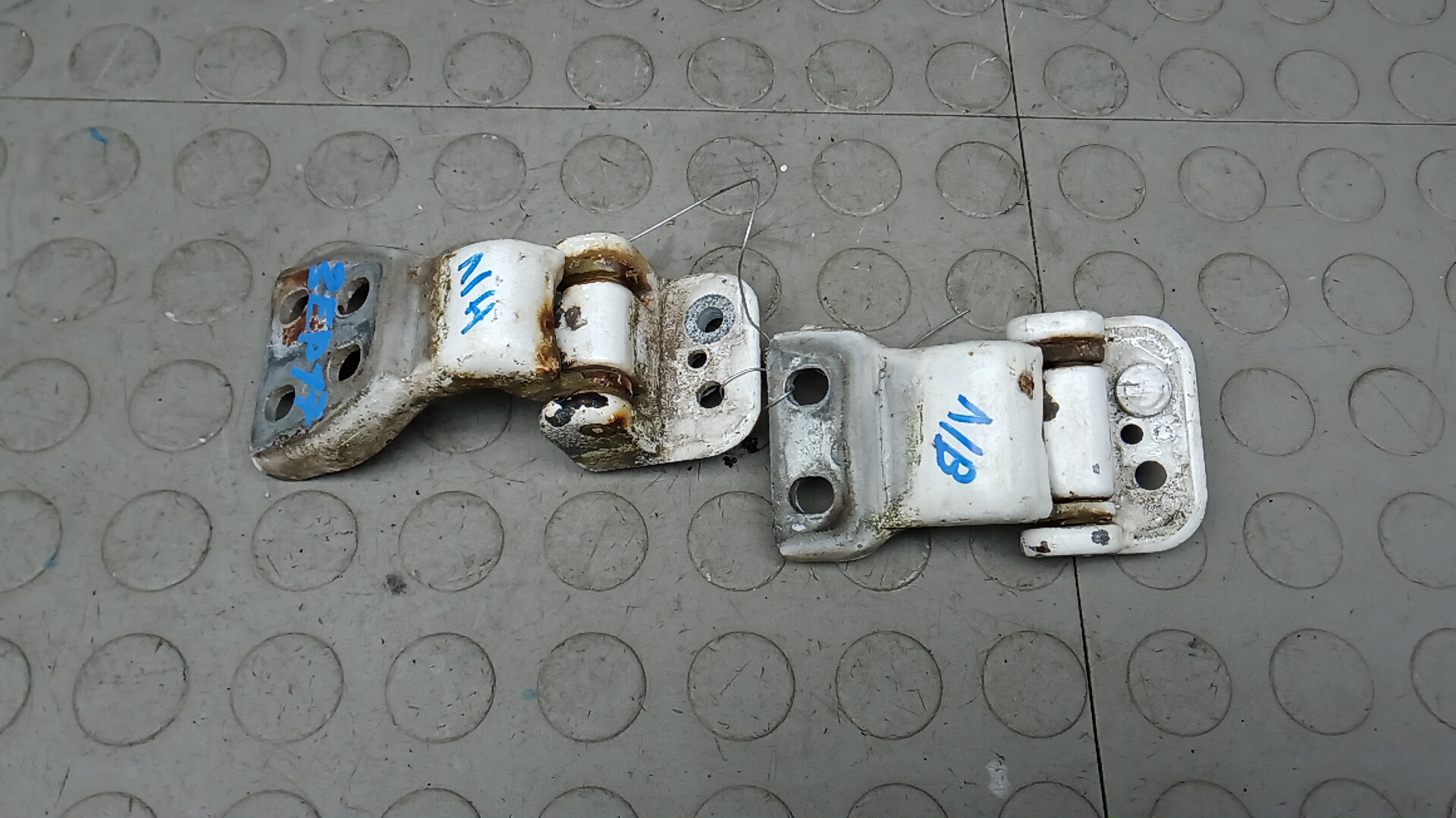 Петля двери распашной левой Ford Transit 7