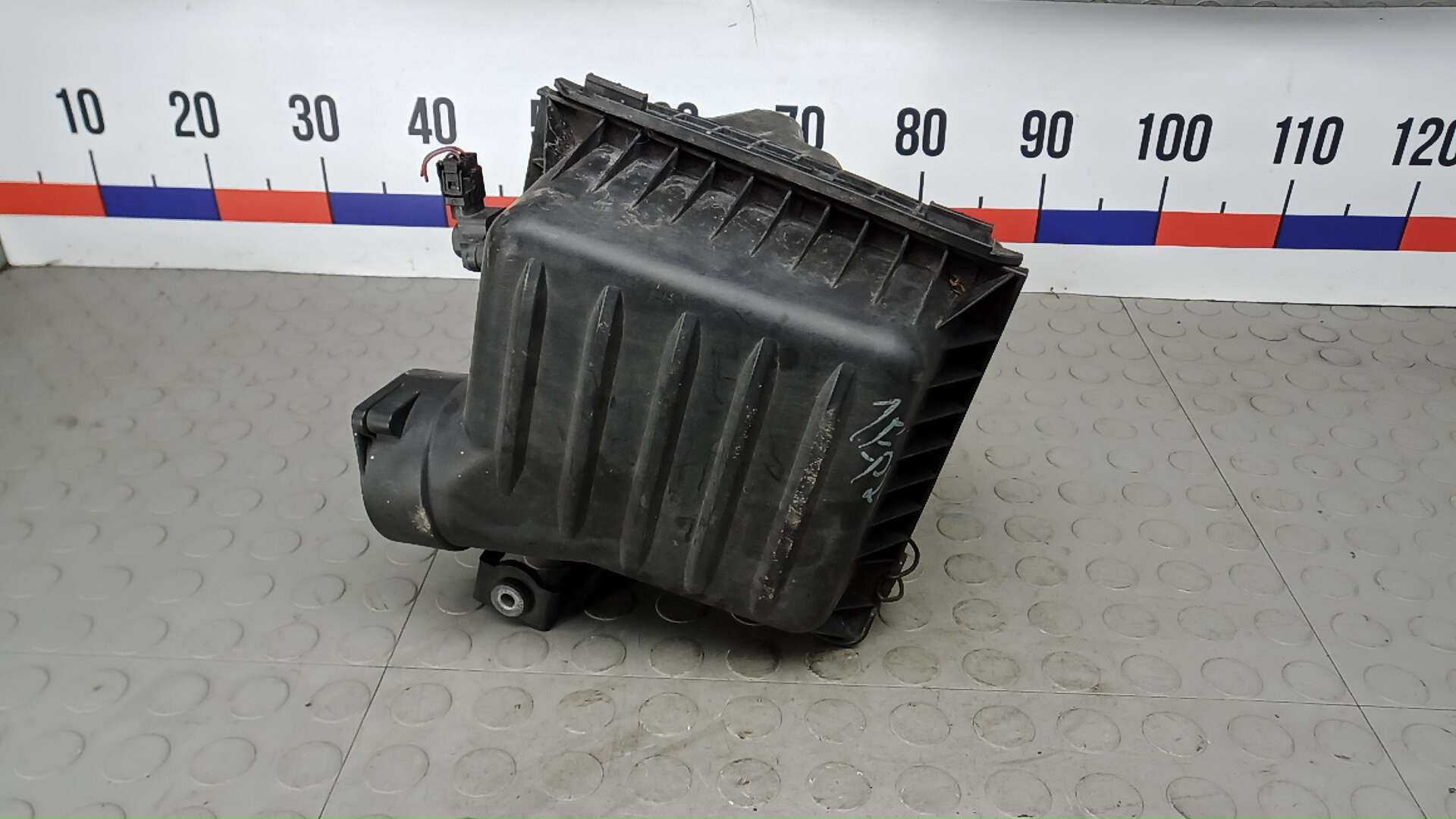 Корпус воздушного фильтра Chrysler 300C 1