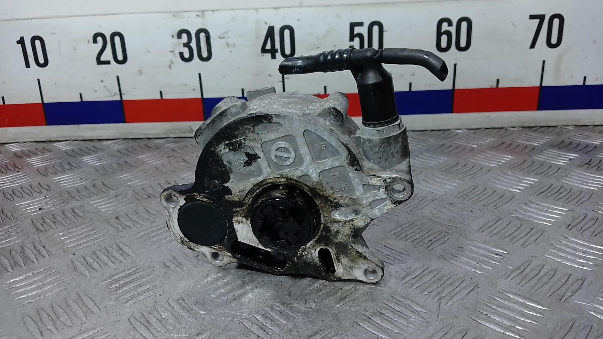 Насос вакуумный Volkswagen Passat