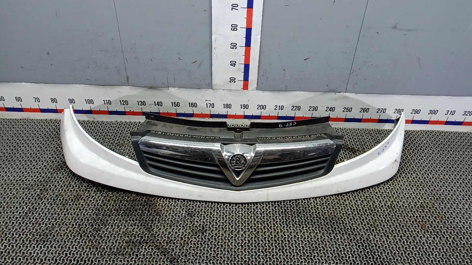 Решетка радиатора Opel Vivaro