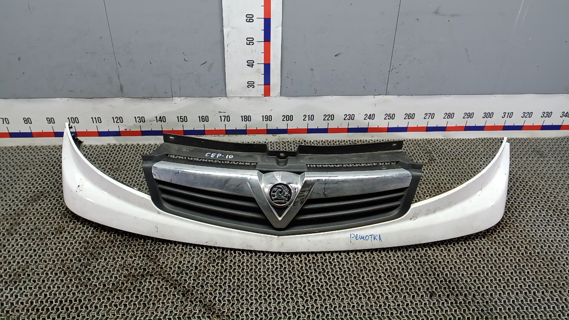 Решетка радиатора Opel Vivaro