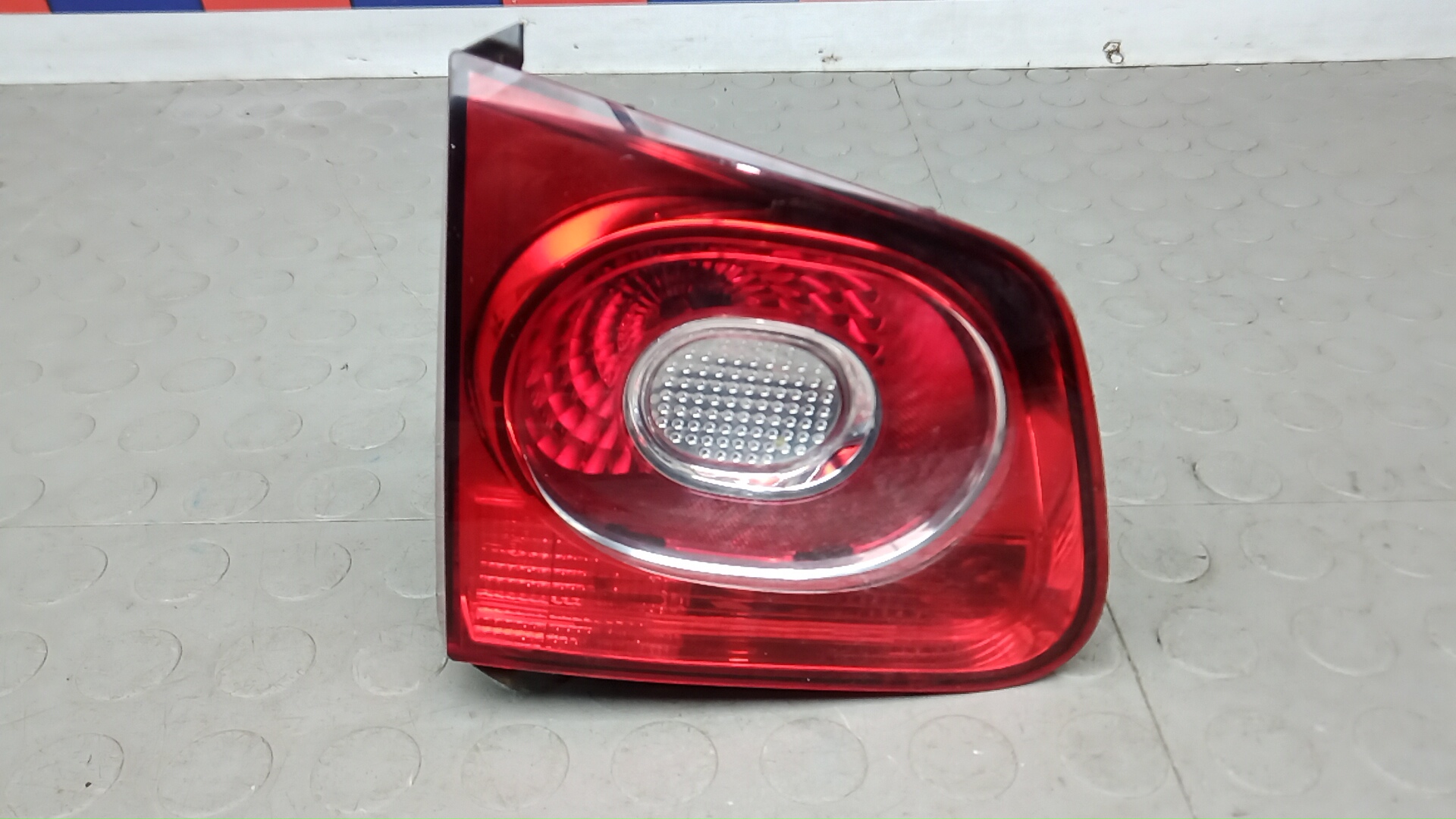 Фонарь правый 3-5 двери Volkswagen Tiguan 1