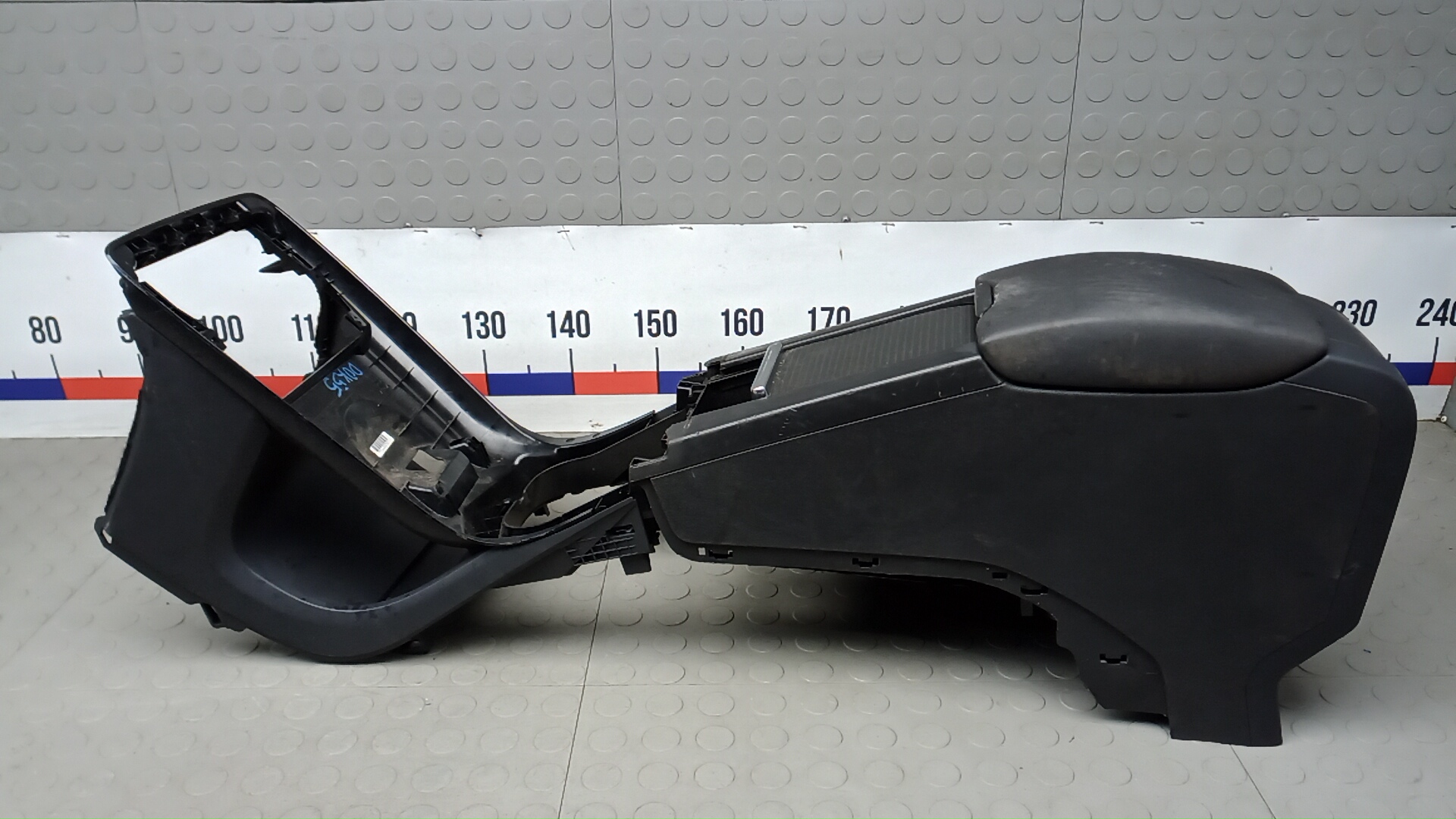 Подлокотник центральный Volvo S60 2