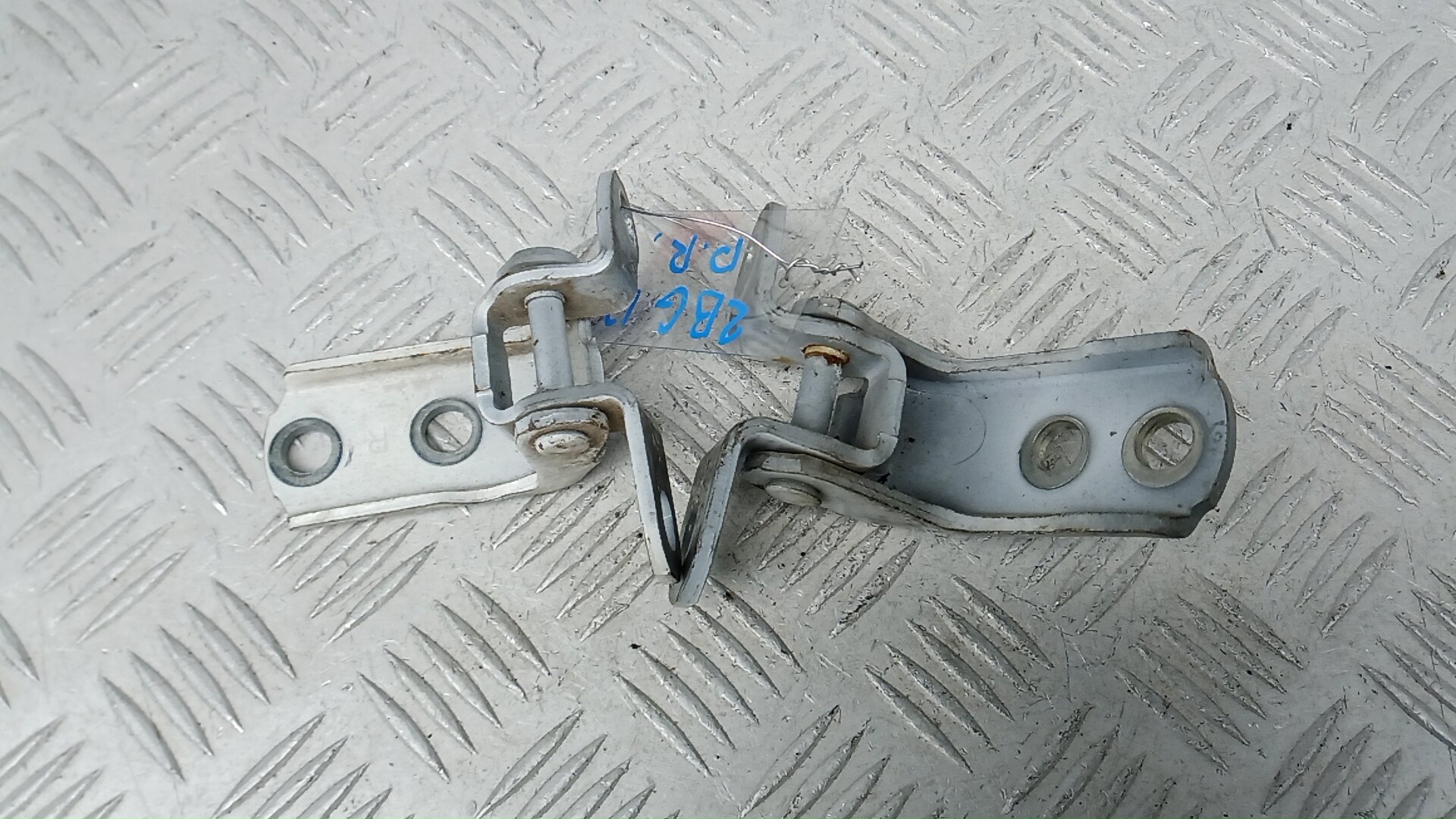 Петля передняя правая Toyota RAV4 CA40