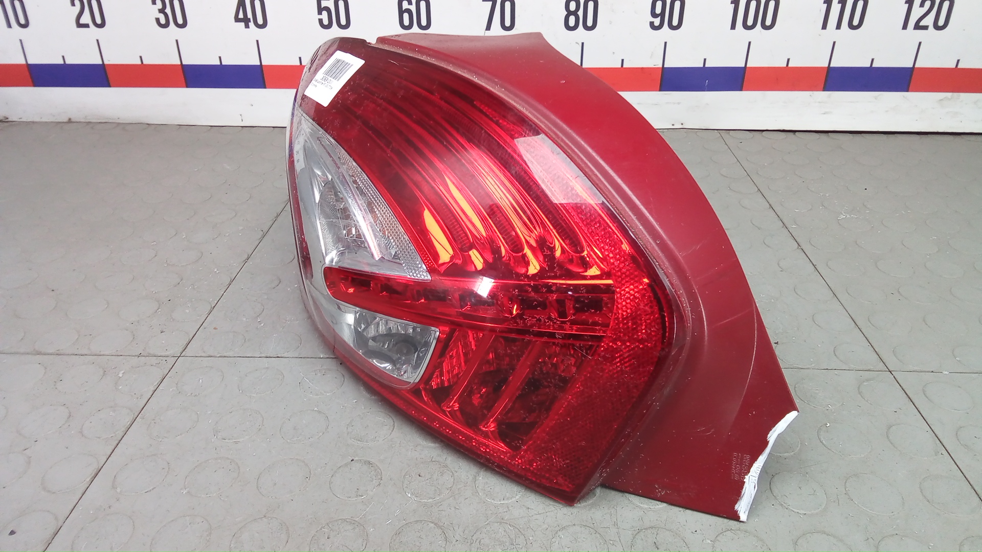 Фонарь задний левый Peugeot 208 1