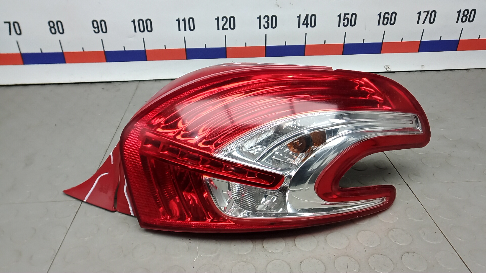 Фонарь задний правый Peugeot 208 1