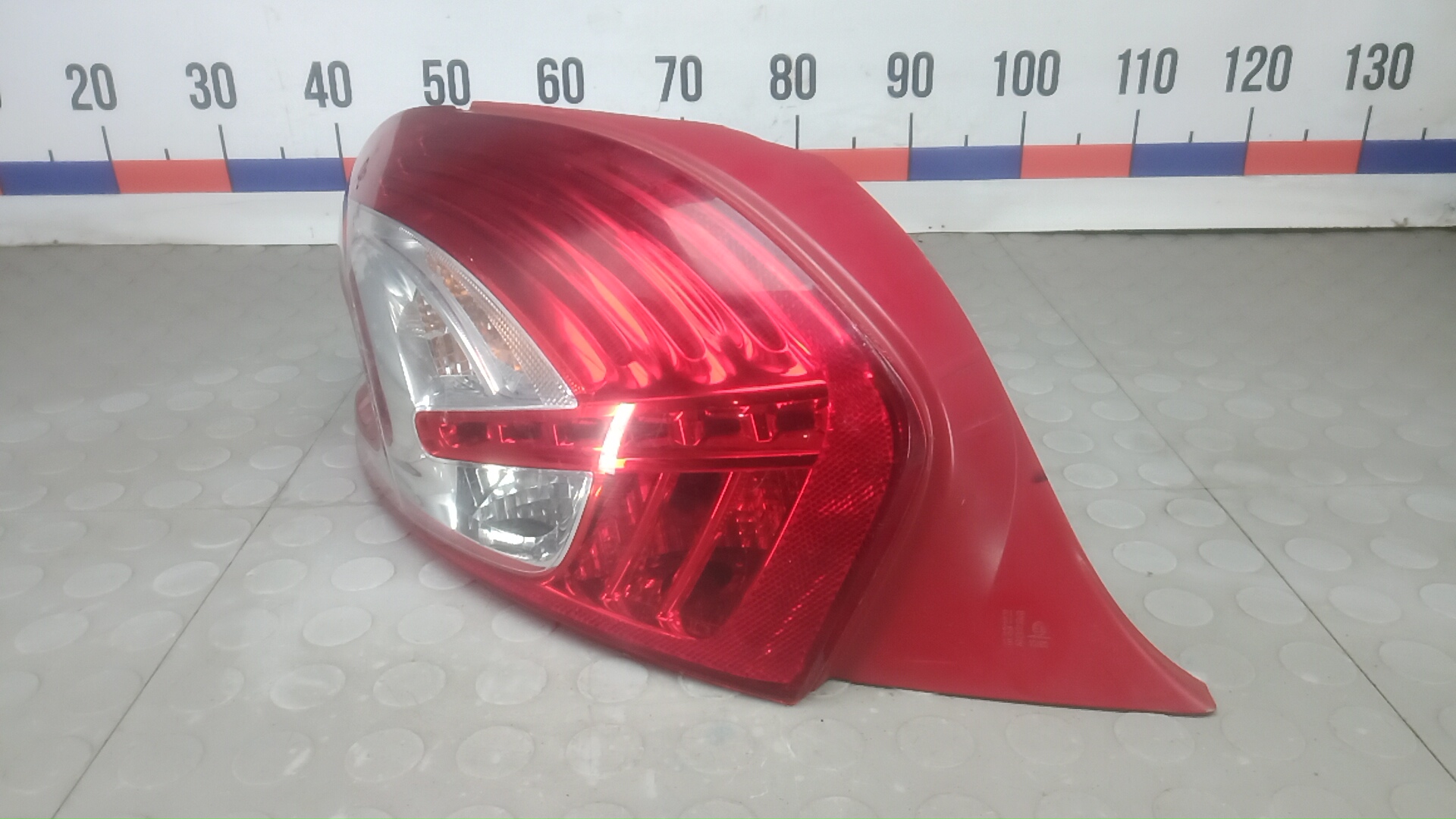 Фонарь задний левый Peugeot 208 1