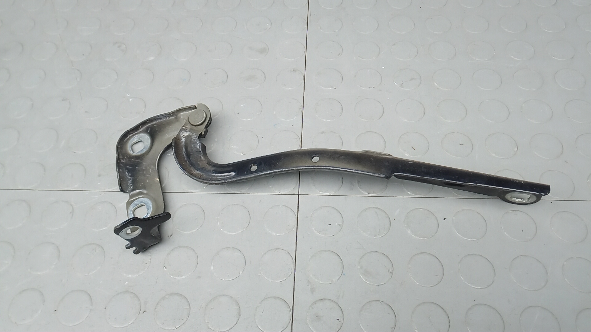 Петля капота Opel Astra K