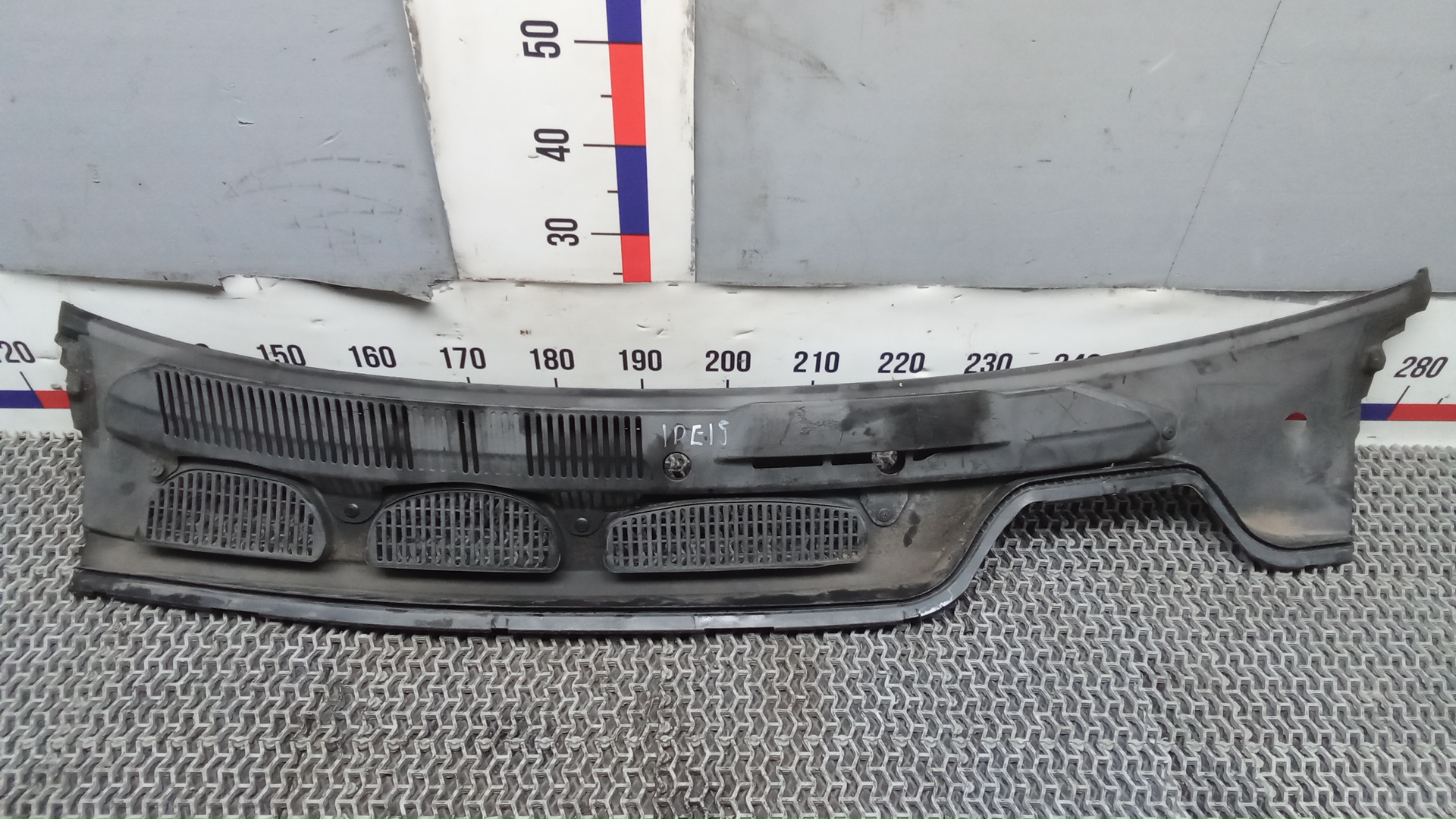 Накладка декоративная (жабо, дождевик) Ford C-MAX 1