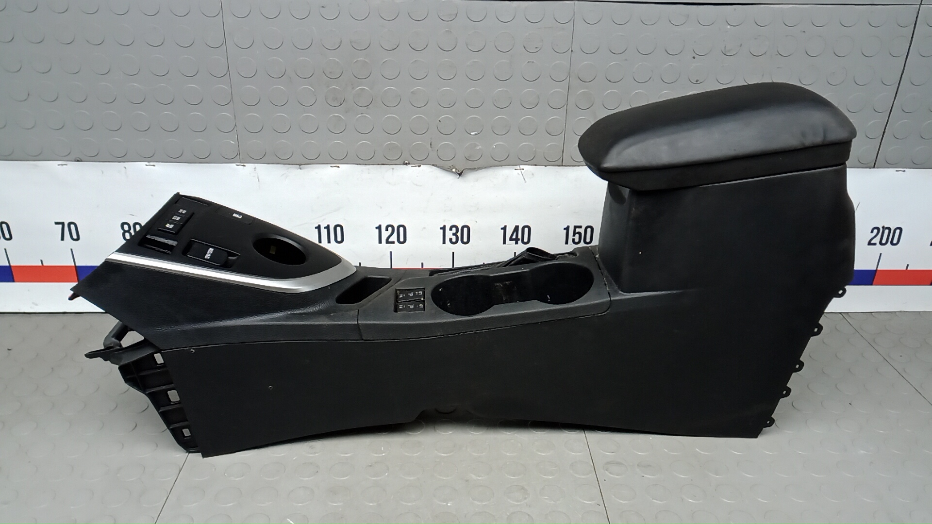 Подлокотник центральный Toyota Auris E180