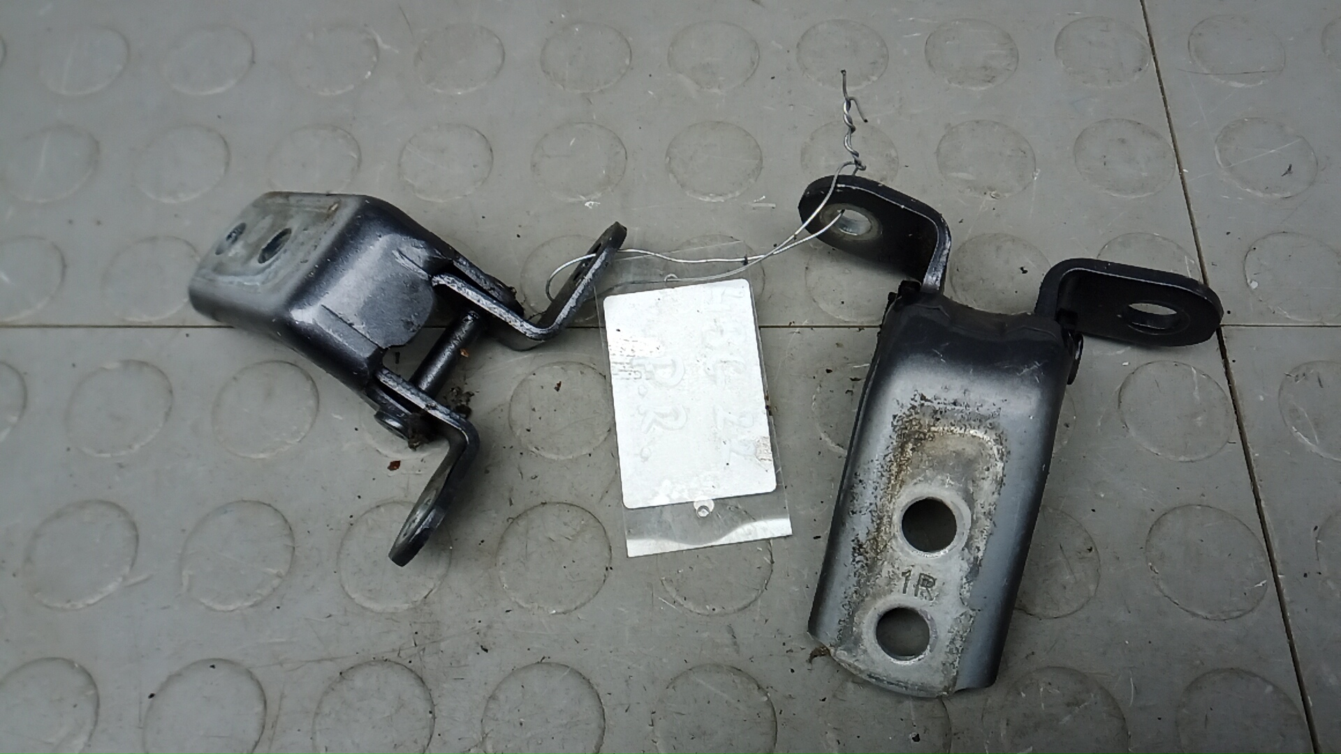 Петля передняя правая Toyota RAV4 CA40