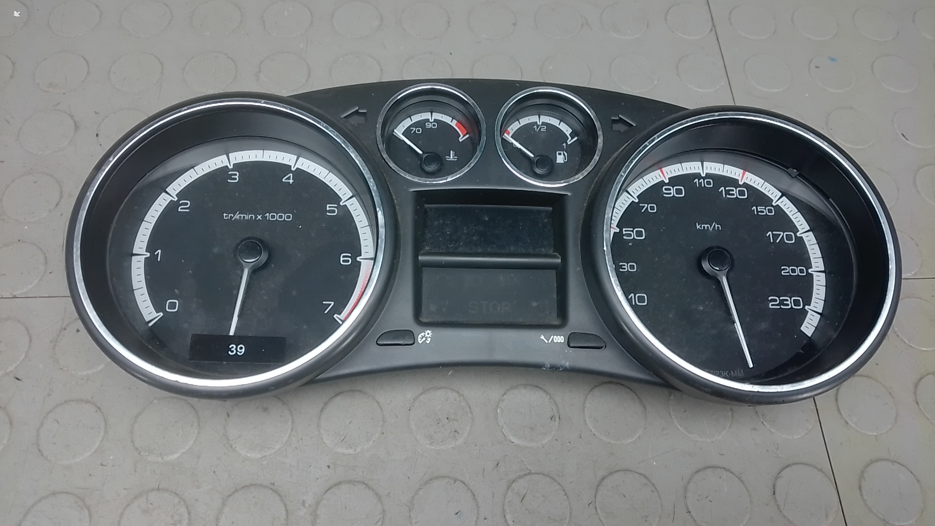 Щиток приборов Peugeot 308 1