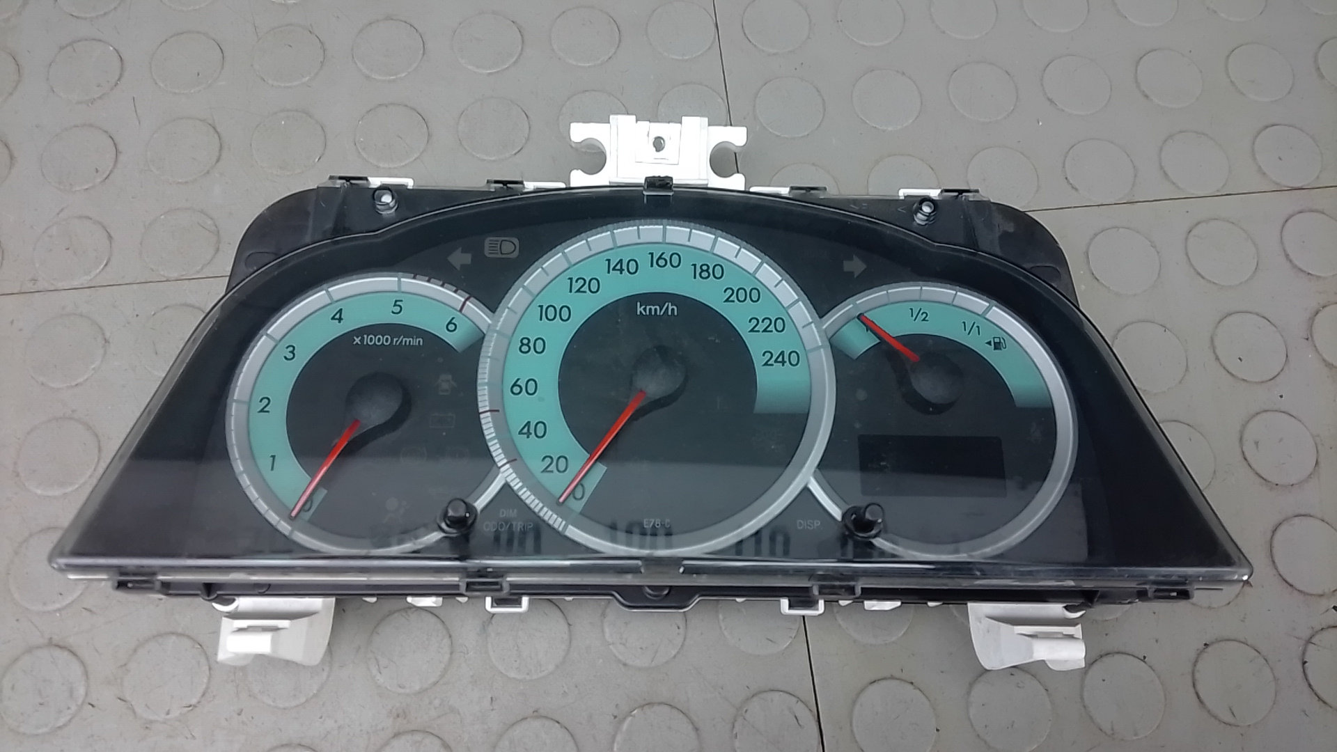 Щиток приборов Toyota Corolla Verso 2