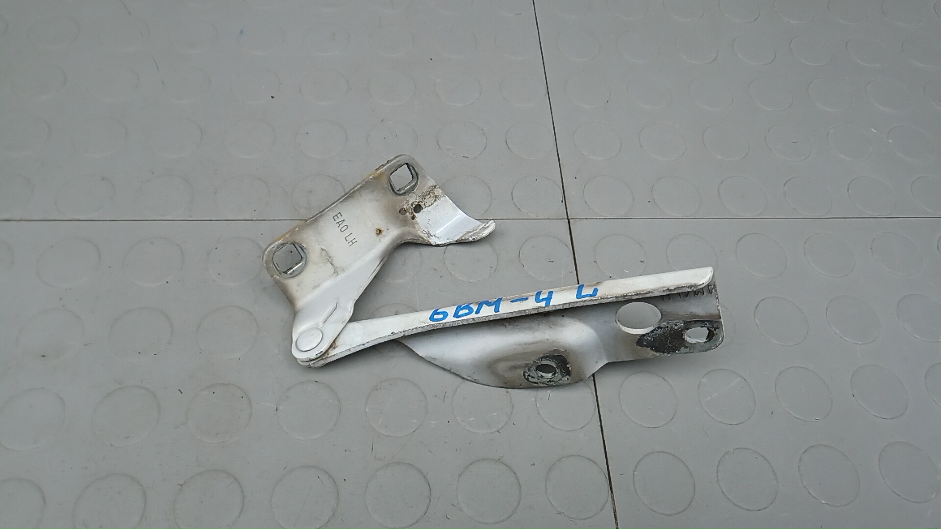 Петля капота Nissan Navara D40