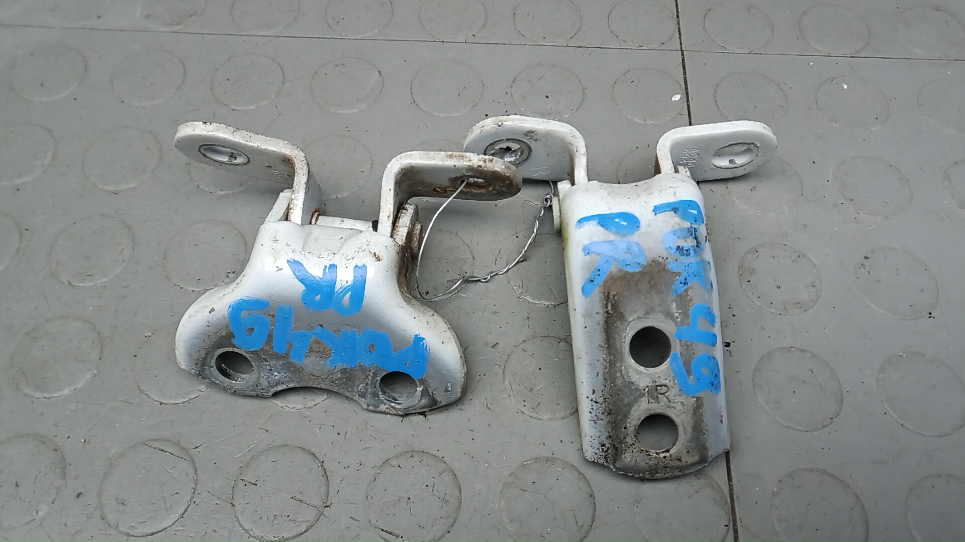 Петля передняя правая Toyota RAV4 CA40