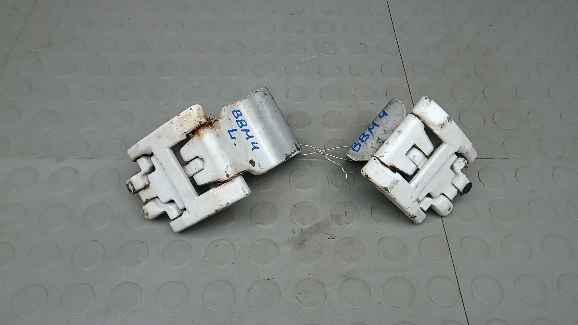 Петля передняя левая Ford Transit 8