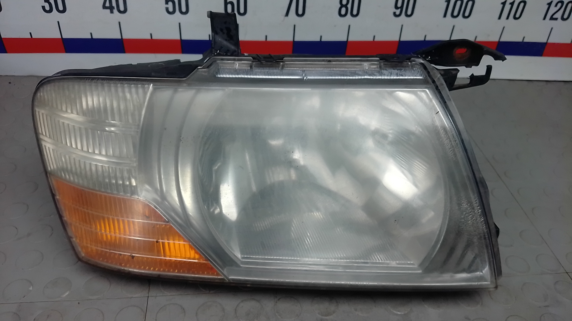 Фара правая Mitsubishi Pajero 3