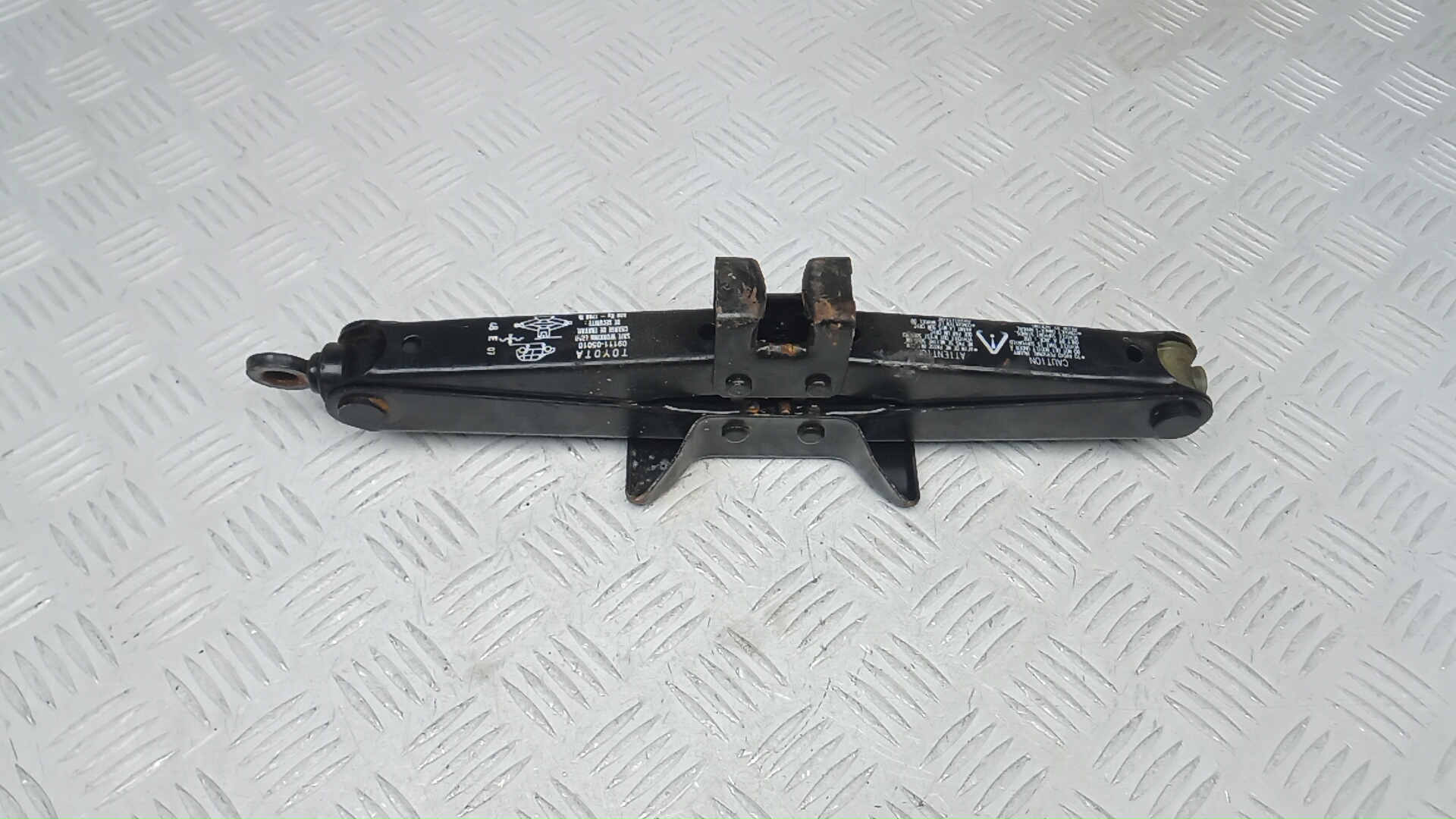 Домкрат Toyota Yaris P9