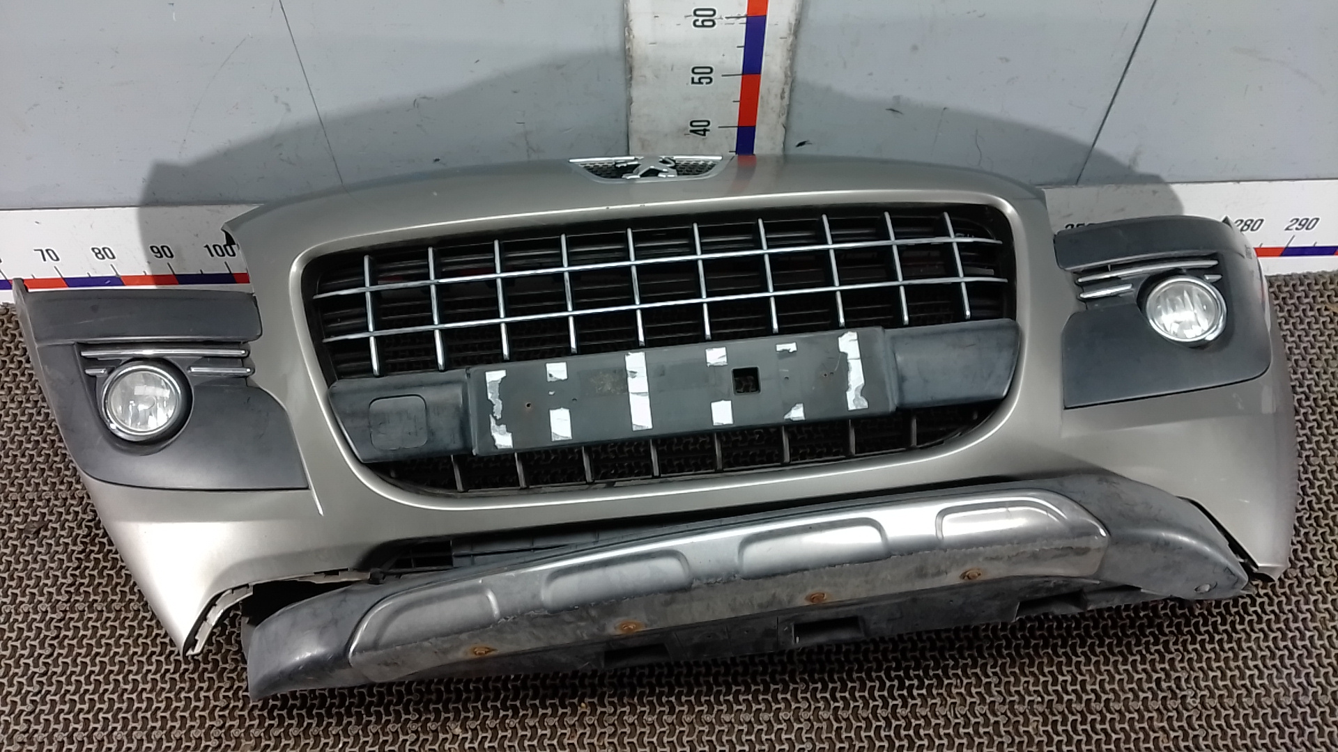 Бампер передний Peugeot 3008 1