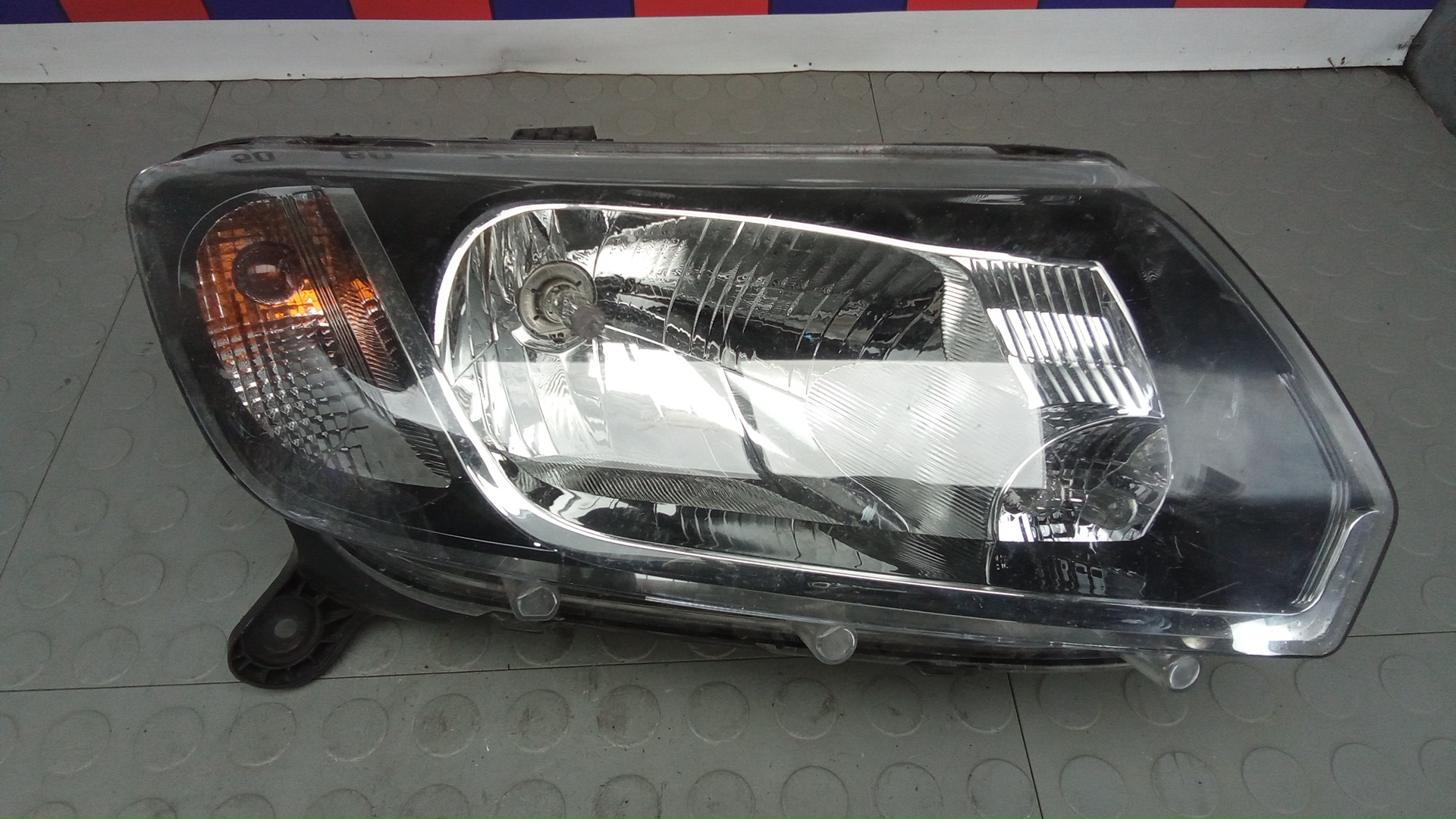 Фара правая Dacia Logan 2