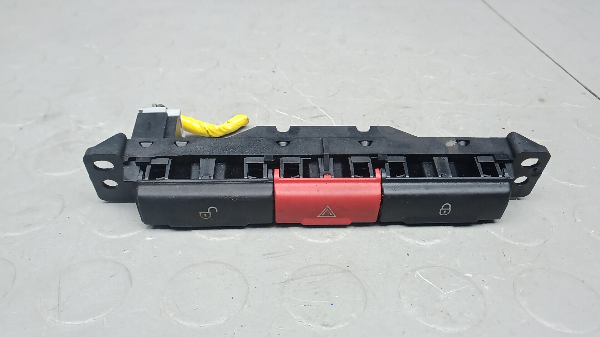 Кнопка аварийки Land Rover Freelander 2