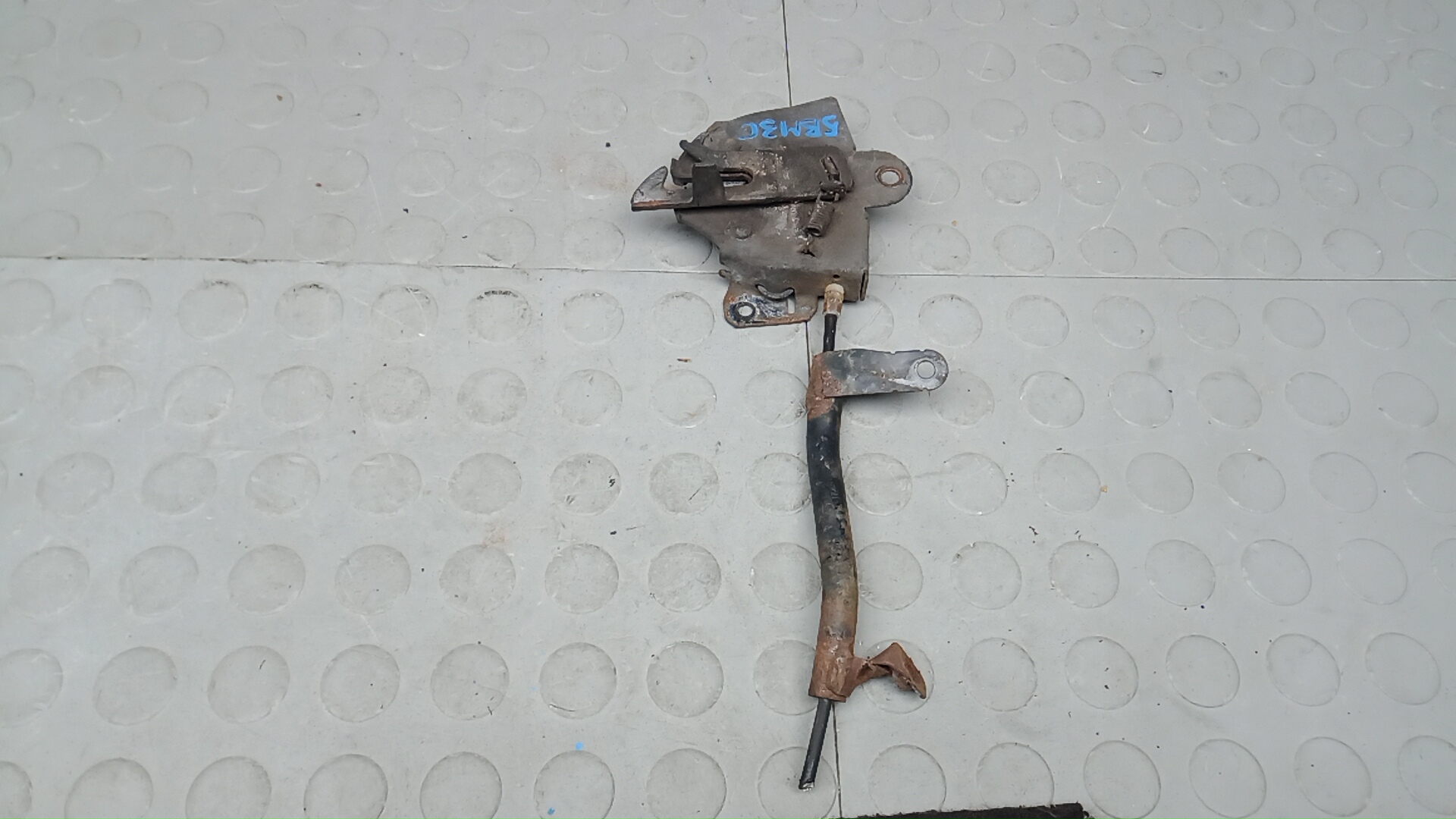 Замок капота Mitsubishi Pajero 3