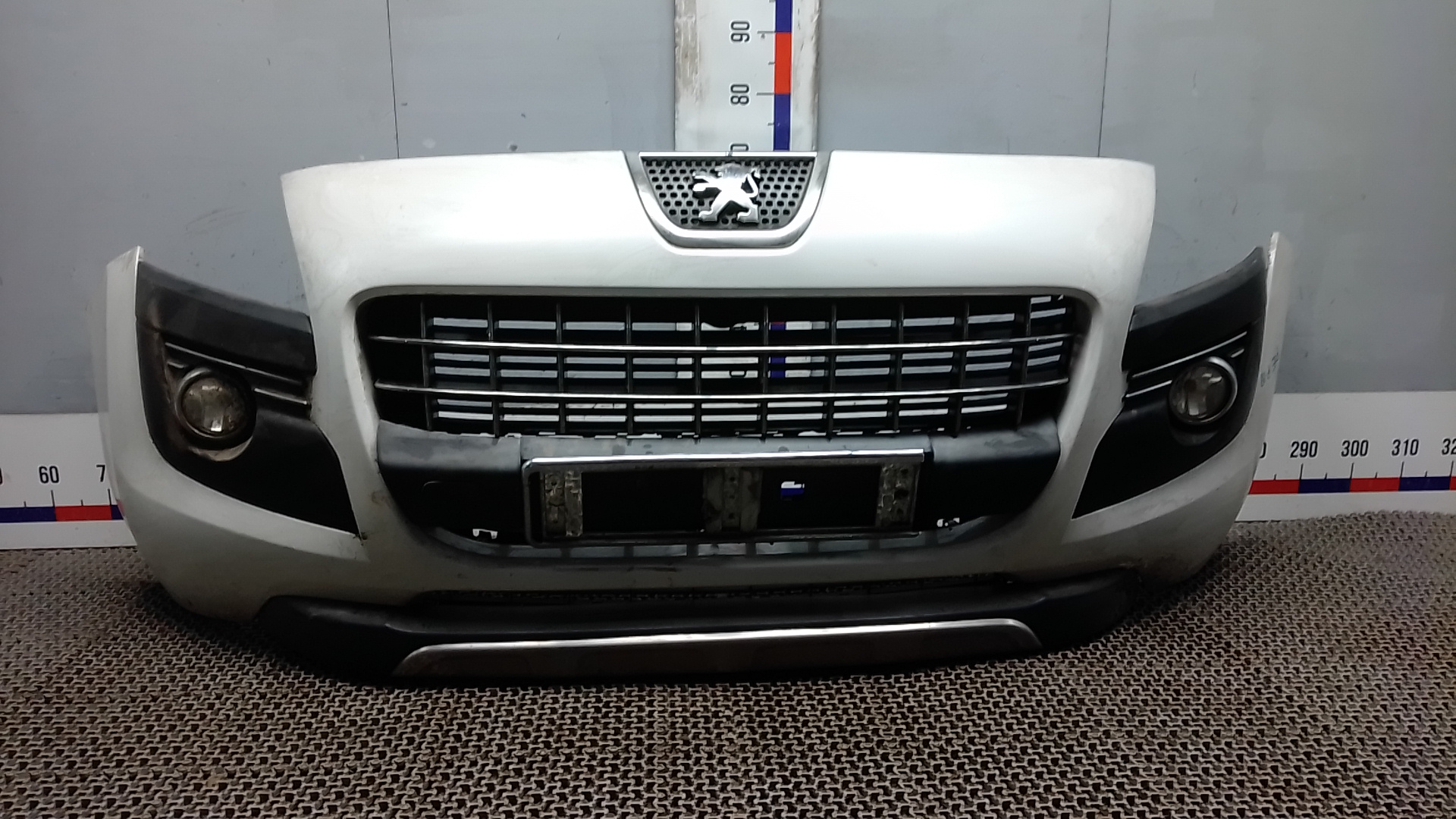 Бампер передний Peugeot 3008 1