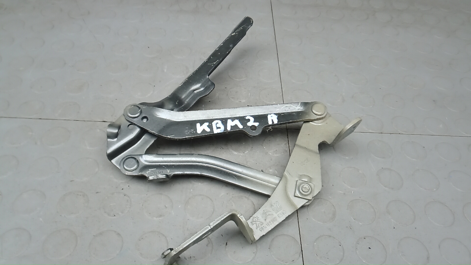 Петля капота Peugeot 3008 2
