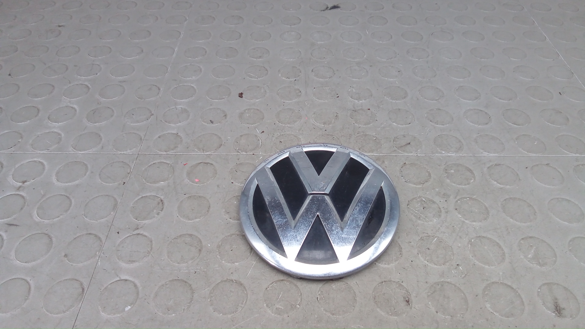 Эмблема Volkswagen Passat B8