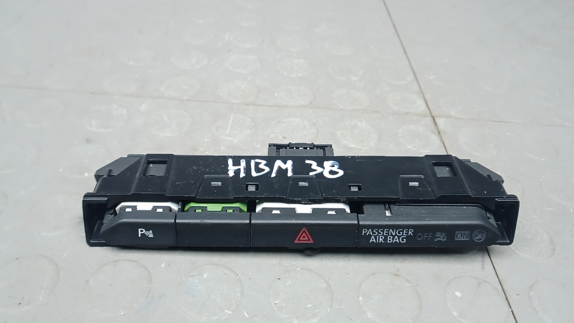 Кнопка аварийки Volkswagen Passat B8
