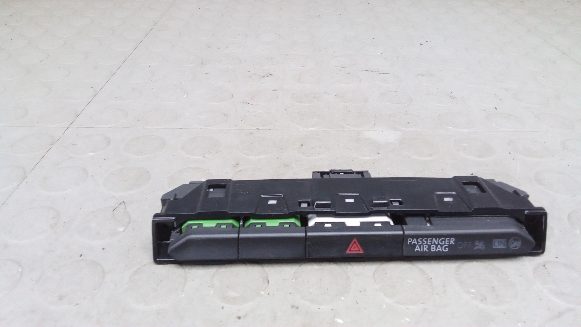 Кнопка аварийки Volkswagen Passat B8