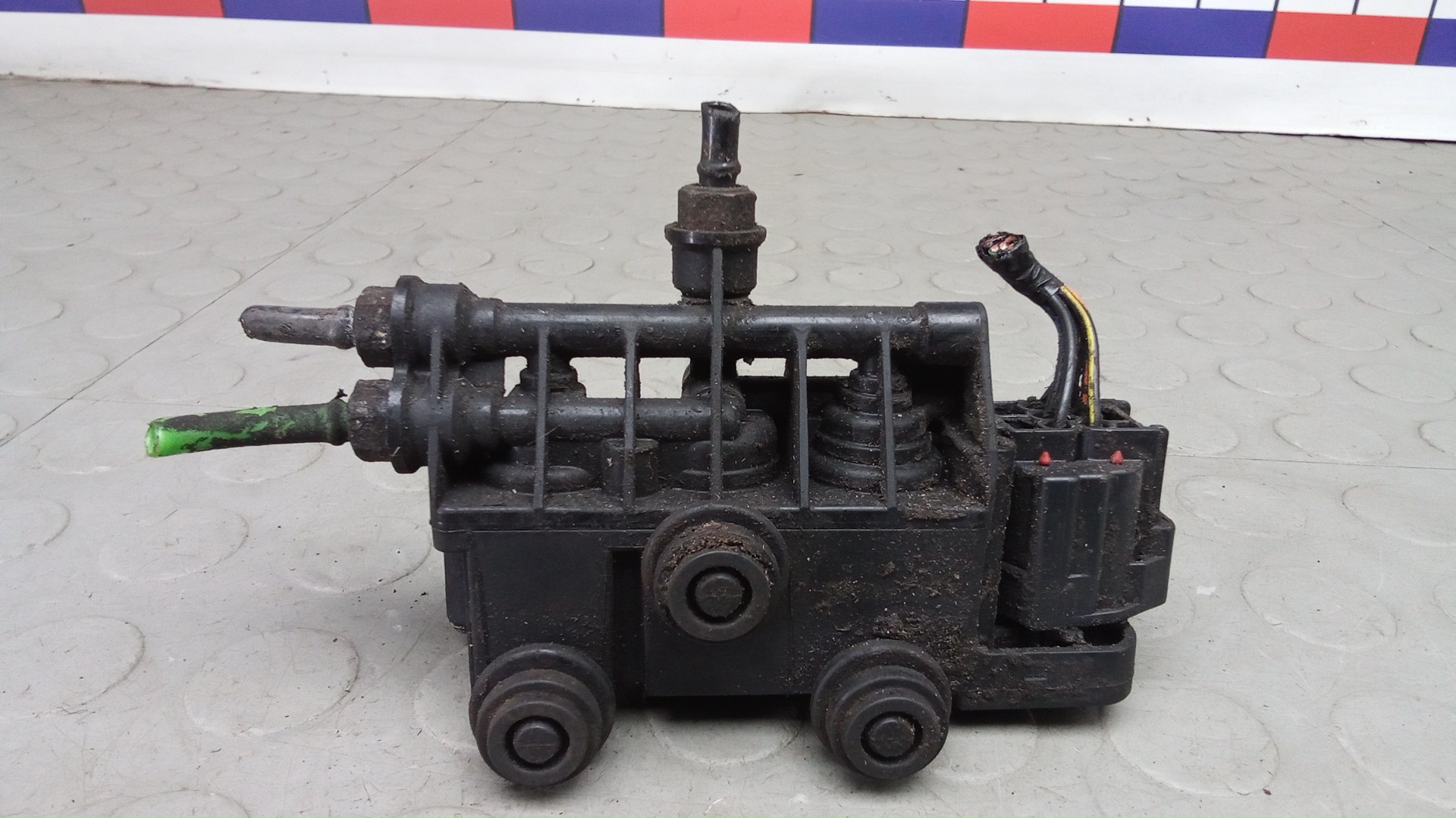 Клапан пневмоподвески Land Rover Discovery 4