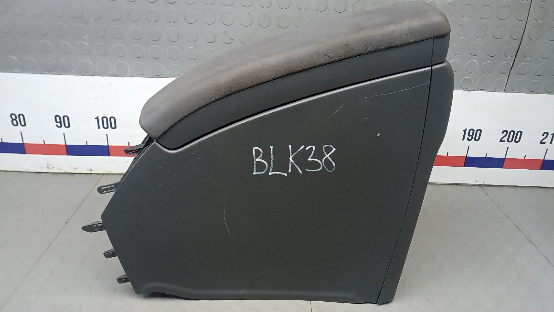 Подлокотник центральный Toyota Prius XW30