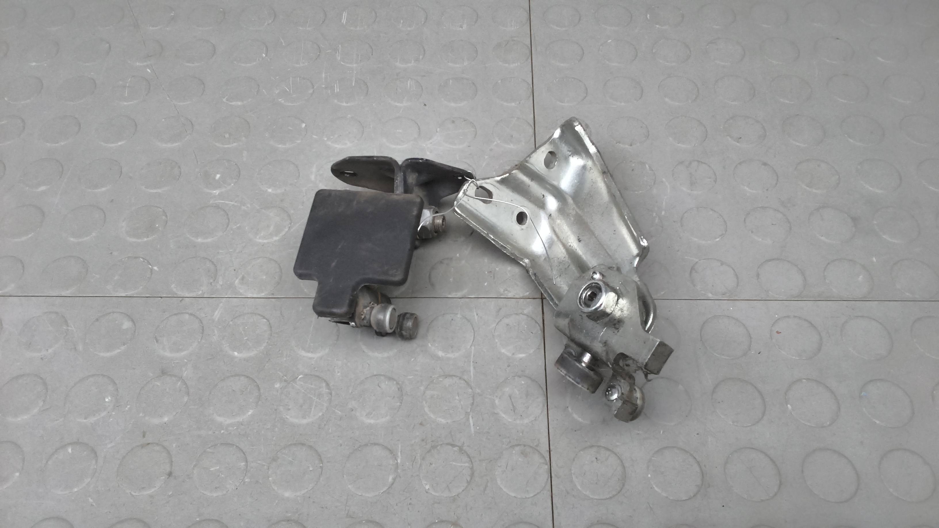 Петля двери сдвижной левой Peugeot Boxer 3