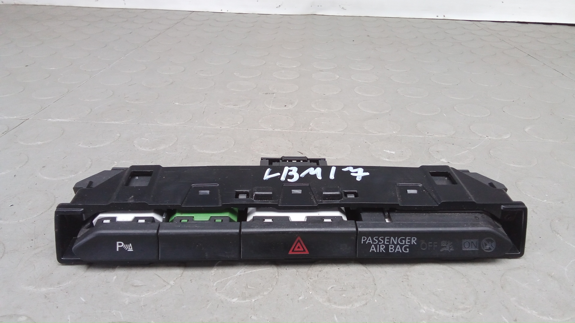 Кнопка аварийки Volkswagen Passat B8