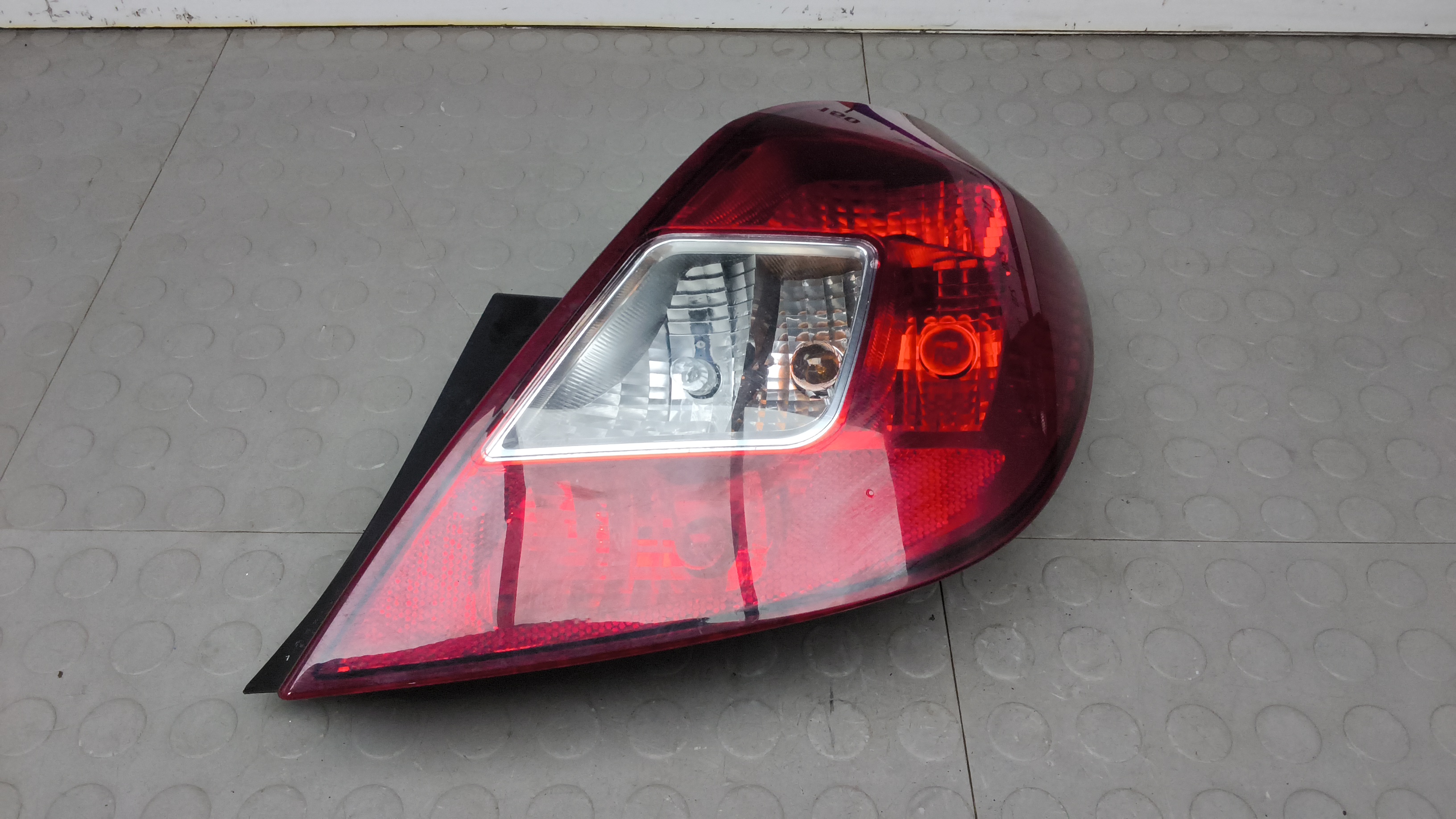 Фонарь задний правый Opel Corsa D
