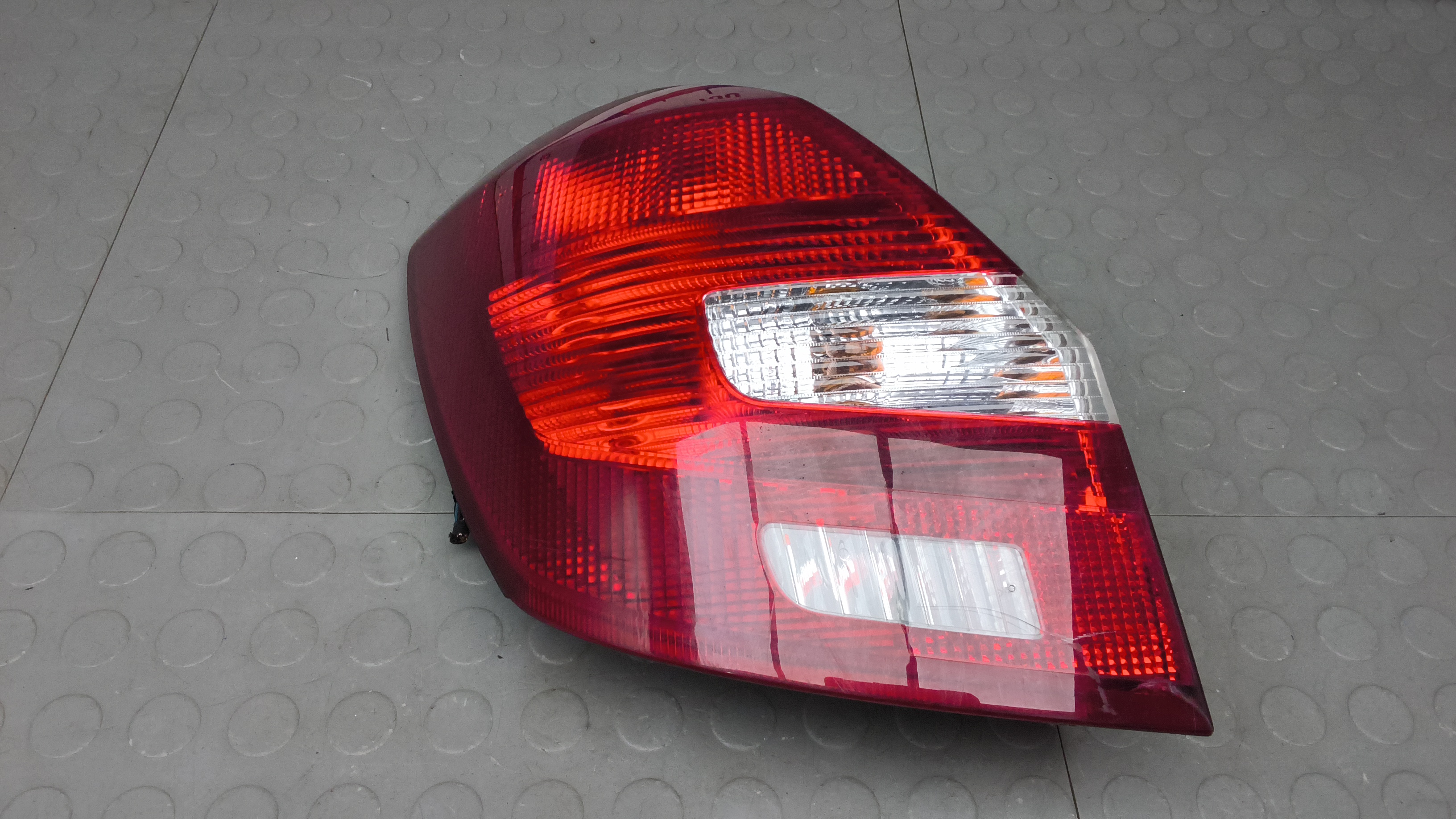Фонарь задний левый Skoda Fabia 2