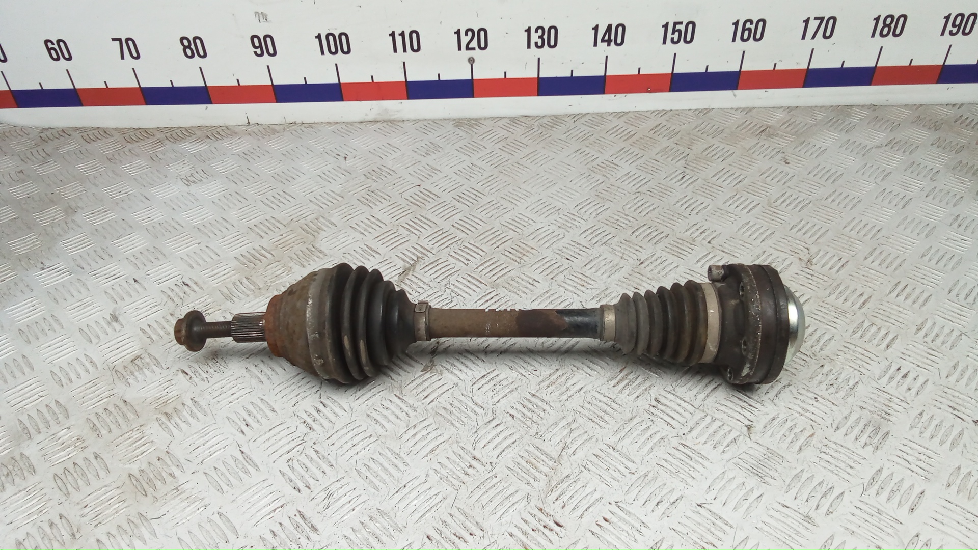 Привод передний левый Volkswagen Passat
