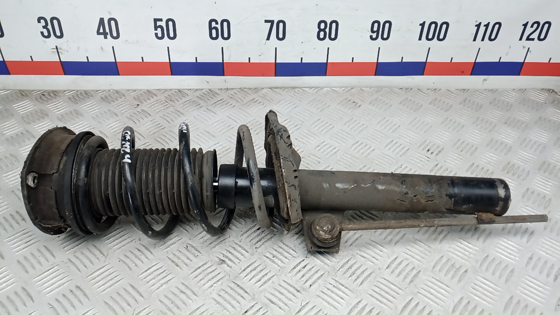 Стойка передняя правая Skoda Octavia