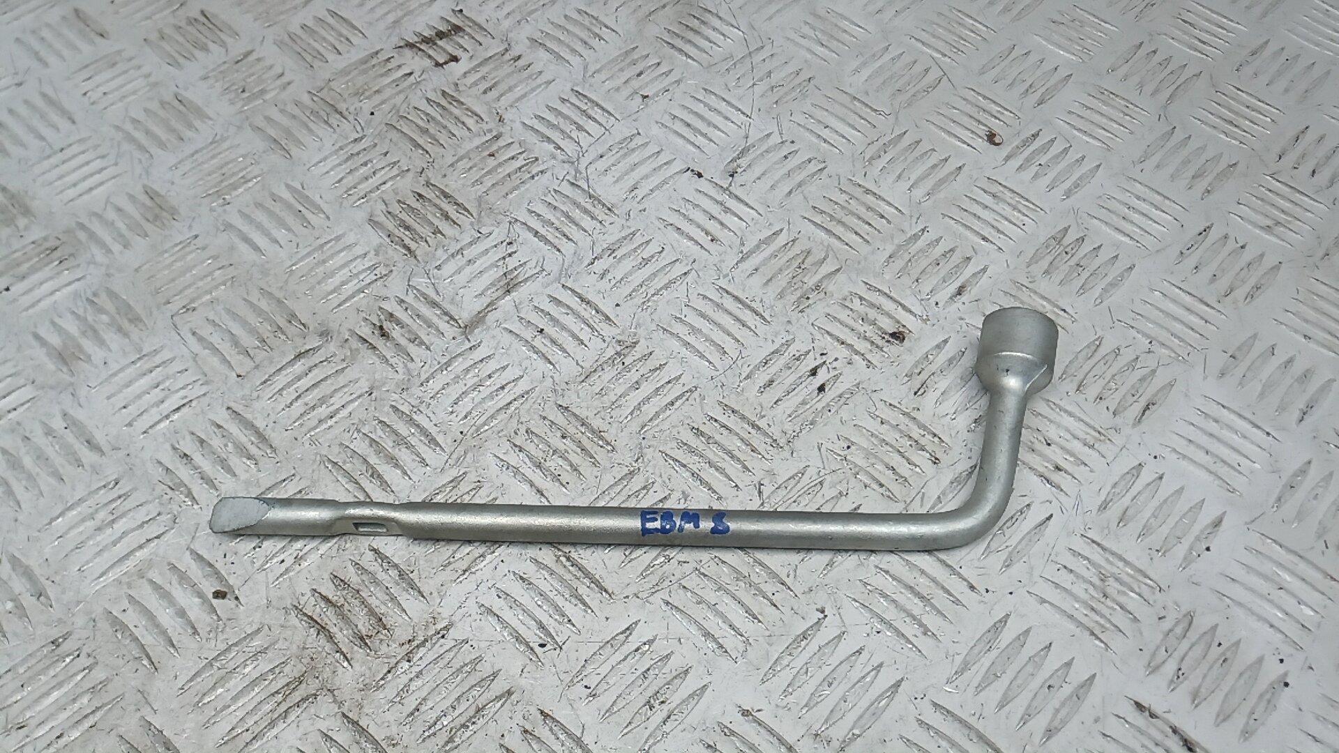 Ключ колесный Toyota RAV4 CA40