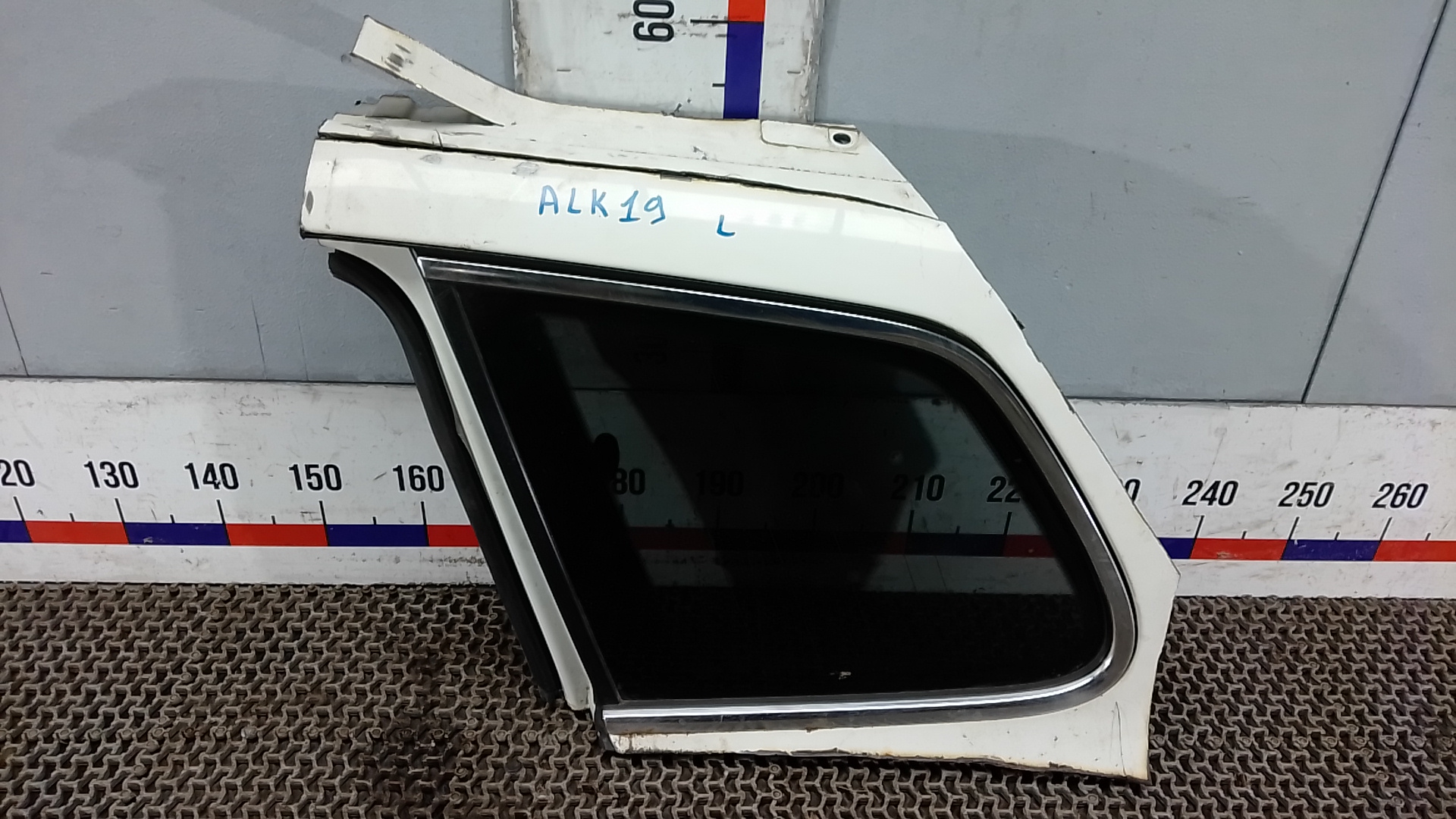 Стекло кузова боковое заднее левое Volkswagen Touareg 2