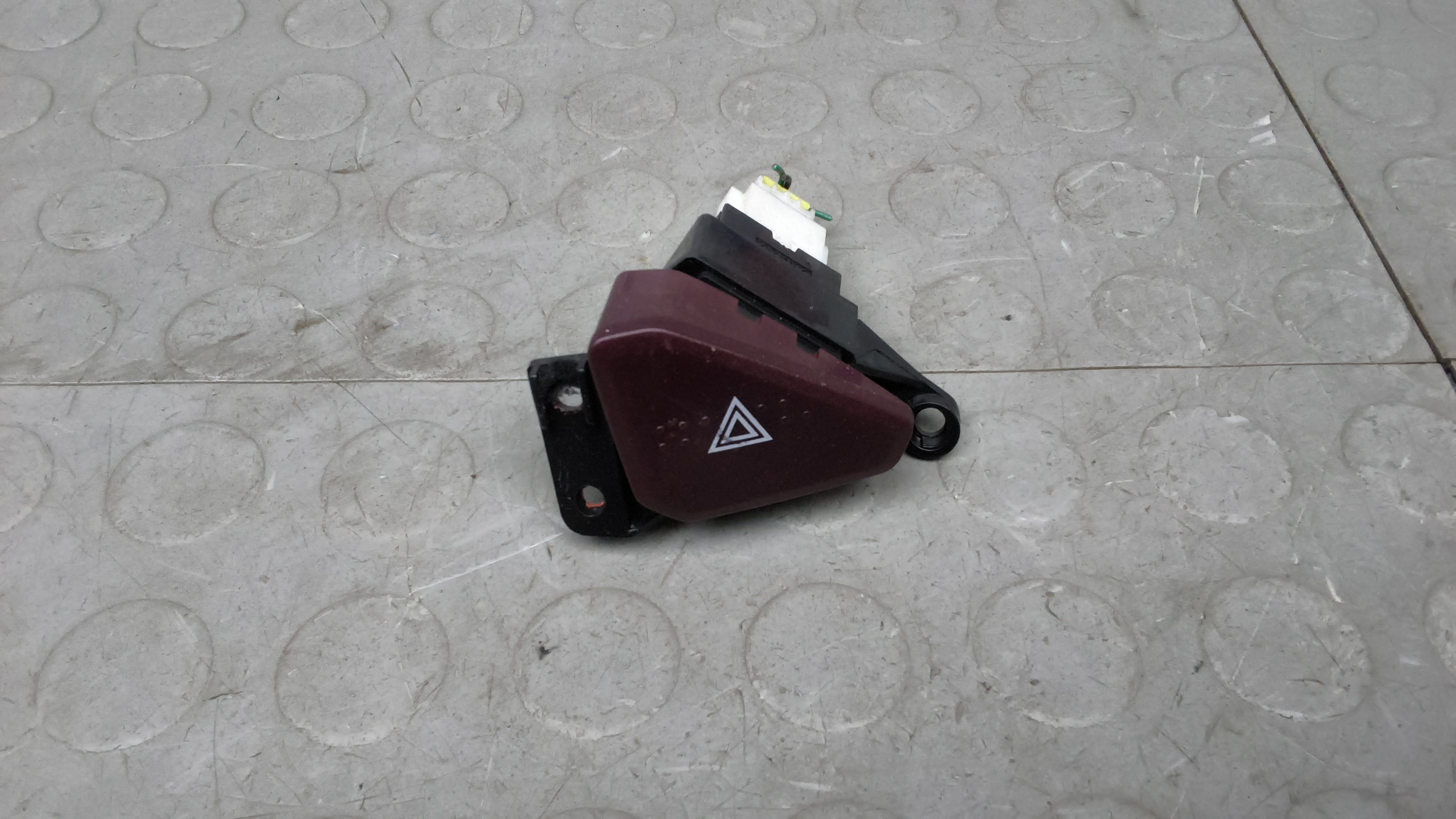 Кнопка аварийки Mitsubishi Pajero 3