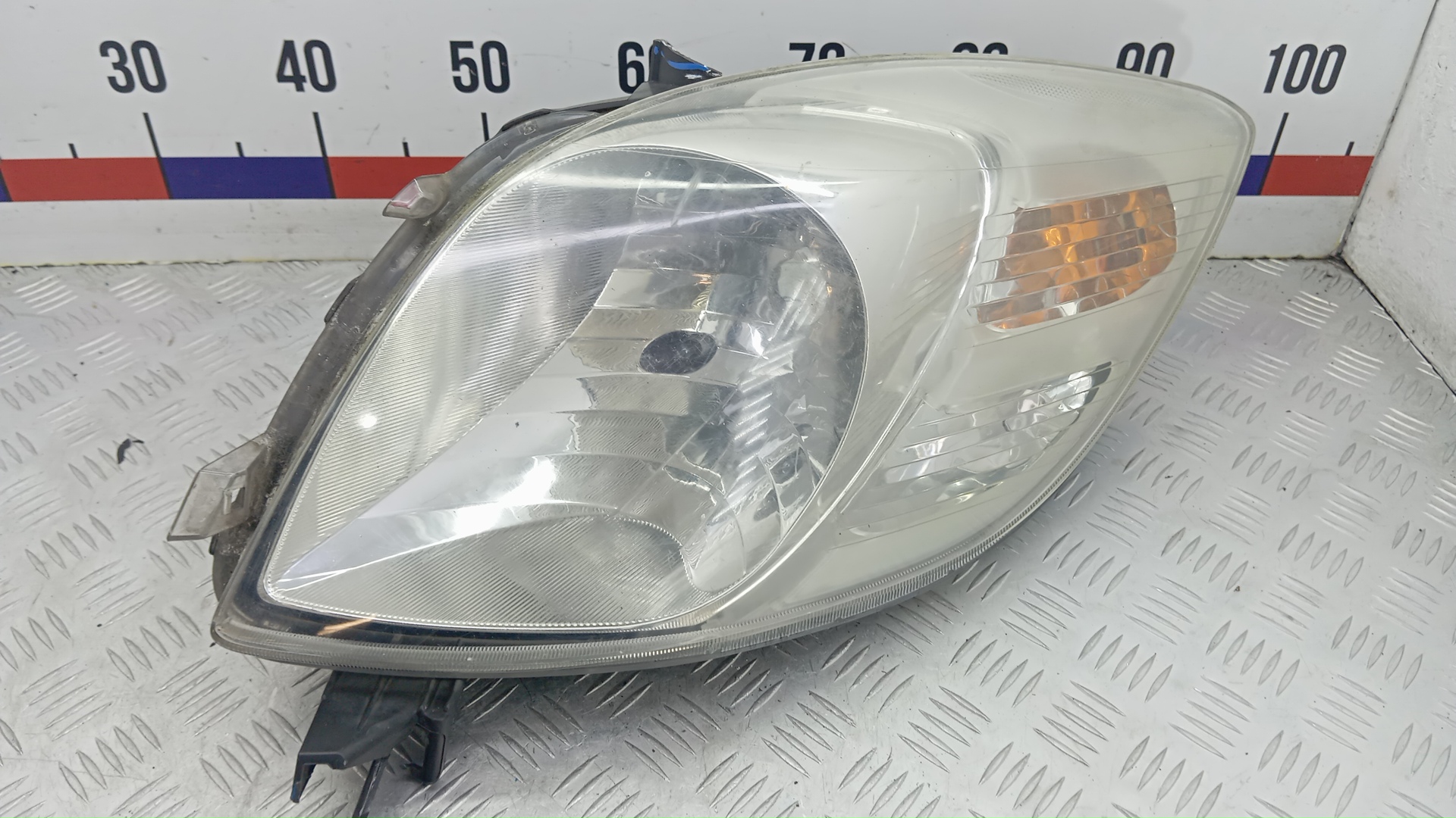 Фара правая Toyota Yaris P9